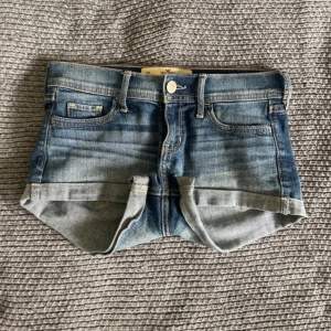 Hollister jeans shorts med extremt låg midja. Stretchigt material, mycket bra kvalitetet, inga defekter. Hör av dig vid fråger och priset går att diskutera. 💗 Storlek S skulle jag säga.