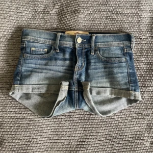Low waist jeans shorts - Hollister jeans shorts med extremt låg midja. Stretchigt material, mycket bra kvalitetet, inga defekter. Hör av dig vid fråger och priset går att diskutera. 💗 Storlek S skulle jag säga.