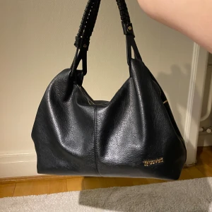 Vintage Väska - Jättefin väska vintage från Italien💕 Bud på 300kr💗