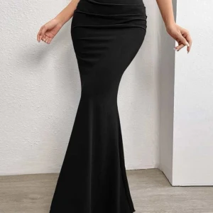 Svart kjol - skön i metrial helt o använd bara testad jag köpte fel storlek