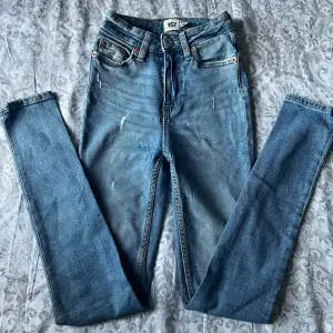 Slitna vintage skinny jeans i storlek XXS som aldrig använts helt i nyskick utan defekter från Lager 157.
