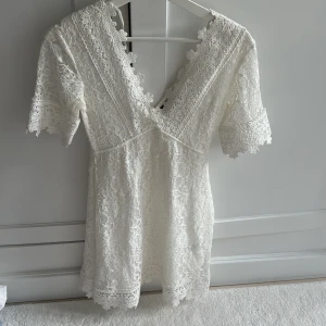 Vit spets klänning Bilbok  - Vit spets klänning från bikbok. Använd en gång. Bekväm och sticks inte