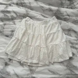 En fin vit kjol från Chiquelle endast använd två gånger super fin i strl L men sitter mer som en M 🌸