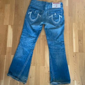 truereligion jeans  - säljer mina trueys. dom är baggy och ganska stora. det saknas en knapp på baksidan och lite slitna nere vid benen annars bra skick. 