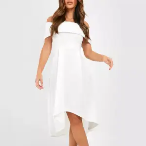 En vit klänning som är perfekt till studenten eller skolavslutningen. Aldrig använd (lappen är kvar)