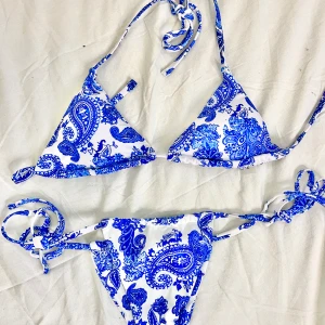 Söt bekini blå och vit - Triangel bikini, Aldrig använd. Underdel och överdel. Padsen/inläggen i bekinitoppen går att ta ur om man inte vill ha dom.