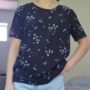 Blommig blus - Säljer denna blommig och prickig blus från pieces i storlek S! Hör av dig vid frågor 💛