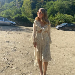 Adoore klänning - Säljer min fina Adoore klänning som endast är använd på detta bröllop💛 så himla fin kommer inte till användning bara