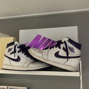 Jordan one high court purple - Hej jag säljer dessa Jordan 1 high court purple i storlek 42. Från soleplus. Tveka inte på att skriva. Med vänlig hälsning, Isac ljungcrantz