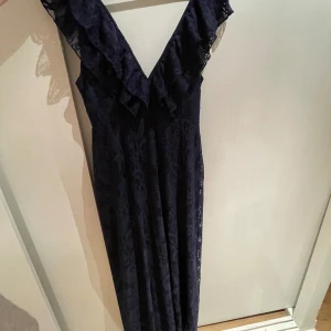 Balklänning  - Säljer min balklänning från bubbleroom. Den är i nyskick då prislappen sitter kvar. Den är i storlek 38. Priset kan diskuteras vid snabb affär. Vid eventuella frågor är det bara att skriva.