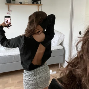 Blus med öppen rygg - Köpt second hand men kommer ej till användning🌸