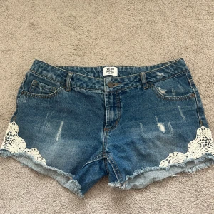 Jeansshorts med mönster  - Super söta jeansshorts med lite borderat mönster på sidorna. Från Verp Moda strl 36❣️❣️ inga bilder på då de tyvärr inte passar mig!