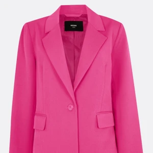 Rosa kavaj - INTRESSEKOLL på min rosa kavaj från Bikbok, använd endast en gång! Nypris 799