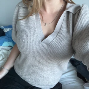 Stickad tröja - Stickad trekvarts tröja, lite rosa beige, men puffarmar och en krage, ribbstickad, vid intresse av fler bilder är det bara att skriva💕