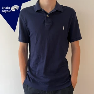 SNYGG RALPH LAUREN PIKÉ  - Polo Ralph lauren piké | Skick: 9/10 använd vid få tillfälle| Strl M | Pris 399kr | Modellen är 182cm lång | Hör gärna av dig vid frågor eller funderingar!