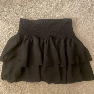 Volang kjol - Säljer pga jag har flera och denna kommer inte till användning längre 💞