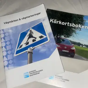 Körkortsboken och vägmärken & vägmarkeringar 