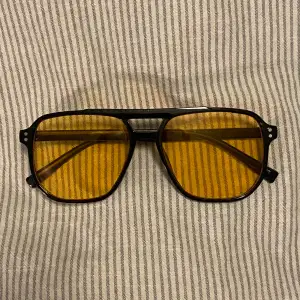 Coola retro solglasögon med gult glas. Så snygga till sommaren. Säljer då jag har andra par☀️😍