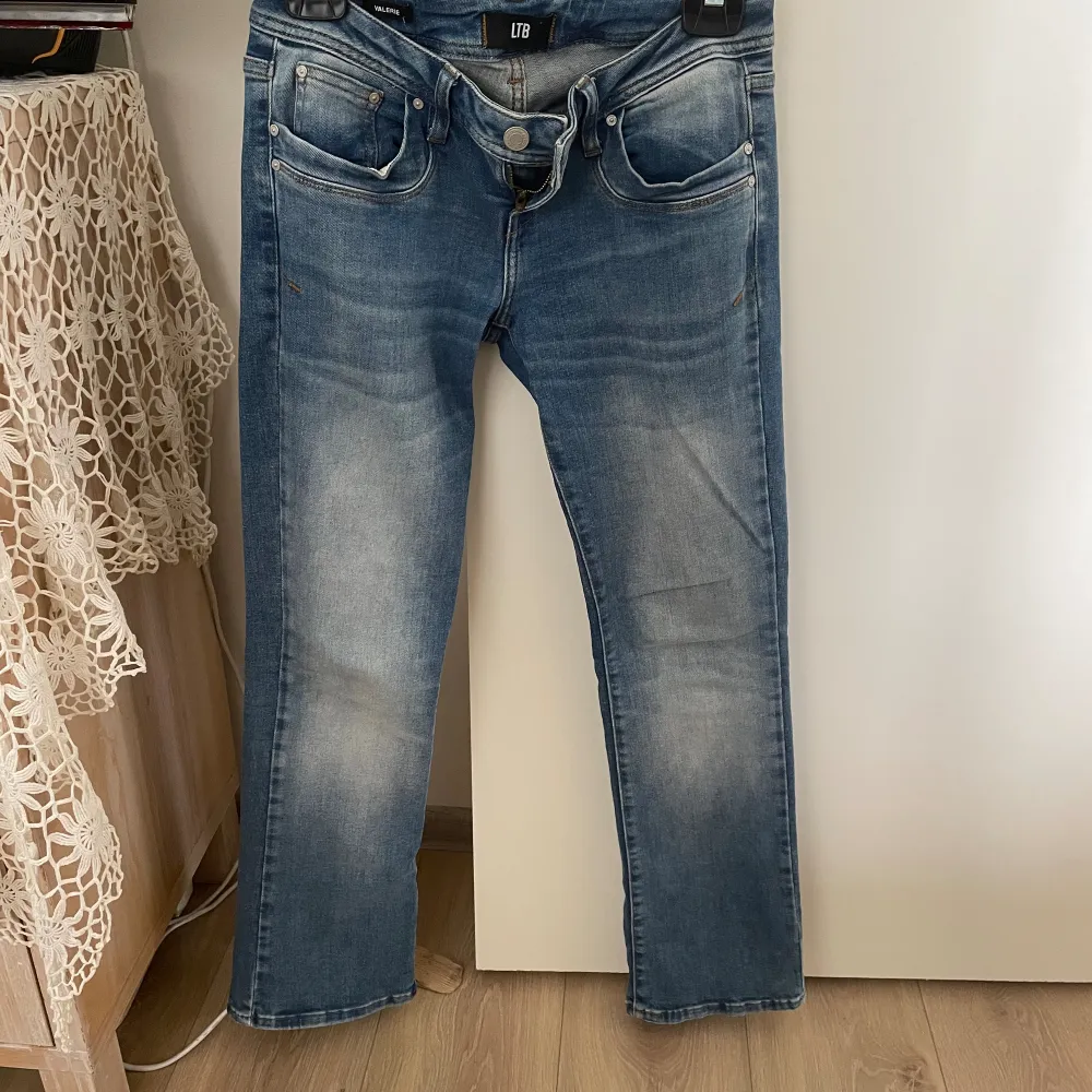 ett par ljusblåa lågmidjade bootcut jeans från ltb. nästintill nya, och köpta för 600kr!. Jeans & Byxor.