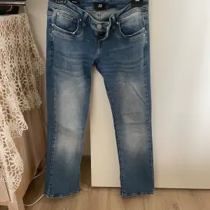 ett par ljusblåa lågmidjade bootcut jeans från ltb. nästintill nya, och köpta för 600kr!