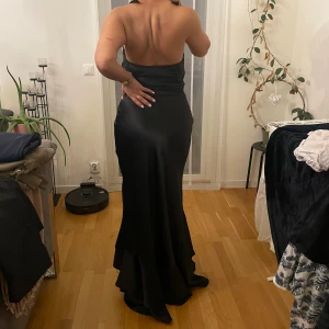 Festklänning 400kr - Klänning med volanger, storlek 40. Längst ner är klänningen aningen sliten vid kanterna, bilder kan skickas på det vid önskemål. Man får med scarfen till klänningen (se på bild nr 2) 