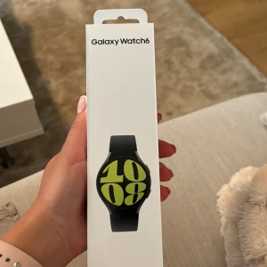 Samsung galaxy 6 klocka  - Fått en helt ny Samsung klocka i samband med telefon köp och har redan en sedan innan. Finns digitalt kvitto bevis. Nypris omkring 3800-4000, säljer för 3000. 