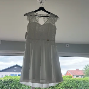 Studentklänning - Denna klänning är perfekt till studenten, härlig kvalité och klänningen har en underkjol.  Möter gärna upp dig :) 