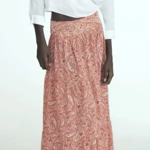 Intressekoll på min jättefina kjol från Zara. Aldrig använd och med prislappen kvar🙌🏼Nypris: 500kr Kom med prisförslag!