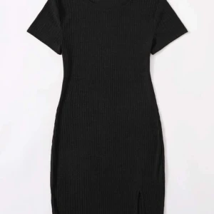 Svart klänning - Säljer denna svarta klänning med slits då den tyvärr har blivit för liten. Storlek XS, men stretchig. Väldigt bra skick då den endast använts några få gånger.  Hör av er vid frågor! 