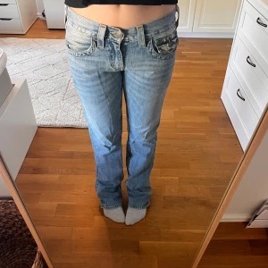 True religion jeans - Äkta true religion jeans i väldigt bra skick!🌸Jeansen är i RICKY unisexmodell och har storleken 29. Måtten är: 40cm över midjan och 82cm i innerbenet💗 (priset går att förhandla!)