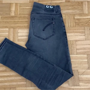 Dondup George jeans - Ett par jävligt snygga och grischiga dondup jeans. Slim i passform. Inga defekter, nypriset ligger på 3-4 tusen