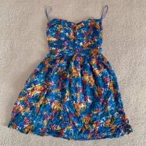 Zara Kläning  - Zara klänning storlek S köpt på Plick men passar inte mig riktig bra. 