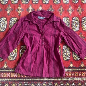 Skjorta  - Mörkrosa skjorta med svarta/gråa ränder