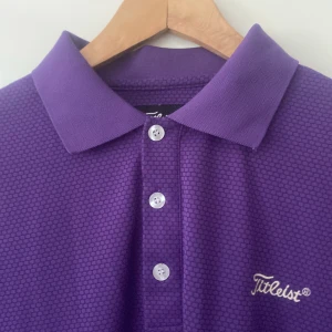 Titleist pike - As skön golf pike som funkar perfekt till de för varma dagarna på grund av det sköna materialet! Skriv om ni har frågor! Jag är M/L och den sitter toppen på mig