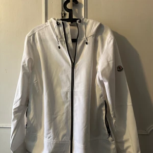 Skitsnygg Moncler vindjacka - Säljer denna otroligt fina vindjacka från Moncler, bra skick men har används ett par gånger. Storlek är XL men passar nog som L på dom flesta. Har inget kvitto eller äktahetsbevis tyvärr. Hör gärna av er vid frågor🙌🏼pris kan diskuteras vid snabb affär
