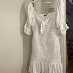 Vit klänning - Klänning från Gina, prislapp sitter kvar. 🫶🏼