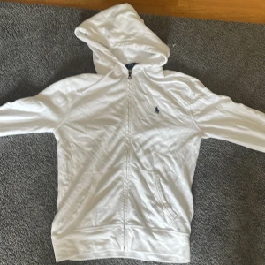 Polo Ralph lauren zip hoodie - Använd ca 1 gång pga glömde bort den och har aldrig riktigt använt den. Den är i ny skick och kostade mig 1700kr säljer den nu för 700kr