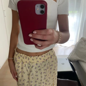  Lång Kjol med gulligt mönster!! - Jättesöt gul blommig kjol i bra skick!!🥰