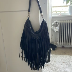 Väska med fransar  - Super söt väska med fransar,obs defekter visar jag på tredje bilden,bara att använda köp nu🥰