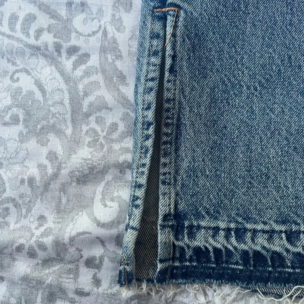 Högmidjade divided jeans från H&M i nyskick som aldrig använts med prislappen kvar.. Jeans & Byxor.