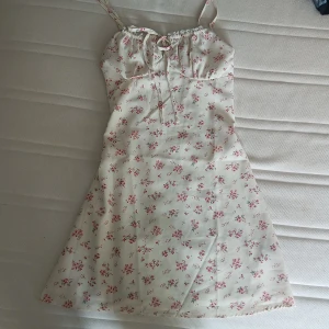 Klänning - Super fin blooming klänning, med spets trim och adjustable straps, ca mid thigh längda Har vissa användnings märken,(se på sista två bilder Längd(86cm),  bust (94cm),  waist (76cm) Skriv för mer information 💕