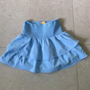 Säljer denna jättesöta kjolen från Gina Young i storlek 158/164/XS. Kjolen har resår så funkar även som S och uppåt🌊🩵
