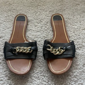 Tofflor - Säljer dessa tofflor från zara! Bra skick, inte jätte använda💗💗