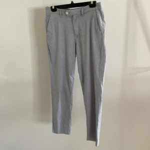 Linnebyxor  - Snygga blå linnebyxor från Jack and Jones. Byxorna är i bra skick