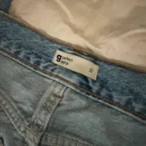Raka ljusblåa jeans från Gina tricot i storlek 32 använda fåtal gånger utan några skavanker säljer pga tar plats och passa inte längre Köpta för 499:)