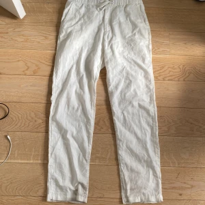 Linnebyxor - Linnebyxor från hm slutsålda säljer pga för stora skulle säga att den passar runt 175 till 180. Används 1 gång. Nypris 350kr