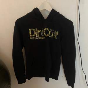 En snygg DirtCult hoodie dam med camotext, den är xs i storlek. Helt felfri! Bara använd tre gånger!❤️