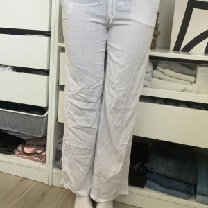 Linnebyxor  - Jättefina linnebyxor använda 1 gång, säljer pga att de är för korta för mig, jag är 175 så jag skulle säga att de passar folk som är 165 elr neråt, finns inga defekter 