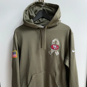 Nike träningshoodie, storlek S. FRI FRAKT - Jättefin träningshoodie från Nike, utmärkt skick. Kommer från rök/djurfritt hem.  I priset ingår frakten (skickas som brev, ej spårbart). Vill du däremot ha paketet spårningsbart så tillkommer 50kr för frakten.