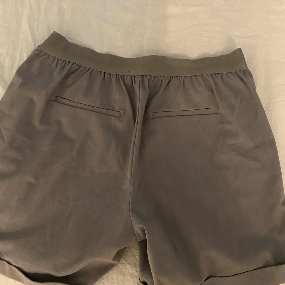 Använd en gång, bra skick, mer av kostymbyxor material . Shorts.